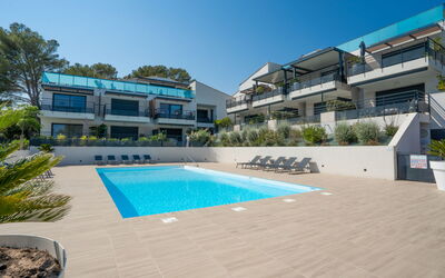 Saint Aygulf 106: Cielo, Pianta, Proprietà, Acqua, Costruzione, Piscina, Azzurro, Finestra, Albero, Urban Design