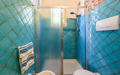 Villa Lorenzana: Proprietà, Blu, Azzurro, Costruzione, Idraulico Fixture, Bagno, Illuminazione, Interior Design, Parete, Pavimentazione