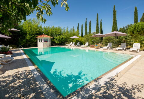 Villa Lorenzana: Acqua, Pianta, Cielo, Proprietà, Piscina, Azzurro, Albero, Costruzione, Corpo D'Acqua, Shade