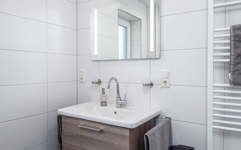 Nordsee Brise: Specchio, Rubinetto, Idraulico Fixture, Lavello, Cabinetry, Costruzione, Proprietà, Lavandino Del Bagno, Mobiletto Del Bagno, Controsoffitto