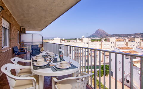 Strand Ii: Cielo, Tavolo, Mobilia, Proprietà, Costruzione, Sedia, Finestra, Azzurro, Legna, Interior Design