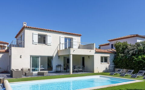 Bastide de la Mer: Cielo, Pianta, Costruzione, Proprietà, Finestra, Sedia, Azzurro, Piscina, Casa, Albero