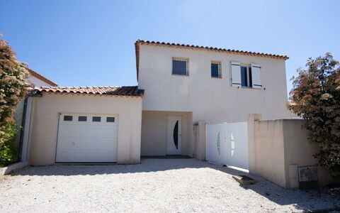 Bastide de la Mer: Cielo, Finestra, Costruzione, Pianta, Porta, Casa, Albero, Zona Residenziale, Tetto
