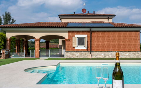 Appendino: Nube, Cielo, Acqua, Proprietà, Costruzione, Finestra, Bottiglia, Pianta, Piscina, Shade