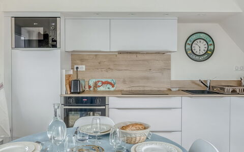 Fleurs D'Ajoncs: Tavola, Proprietà, Mobilia, Dishware, Interior Design, Cucina, Cabinetry, Piatto, Costruzione, Elettrodomestico Da Cucina