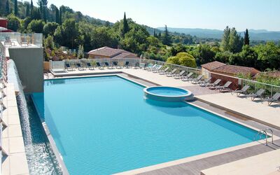 Callian 700: Acqua, Cielo, Pianta, Proprietà, Piscina, Costruzione, Albero, Azzurro, Mobili Da Esterno, Casa