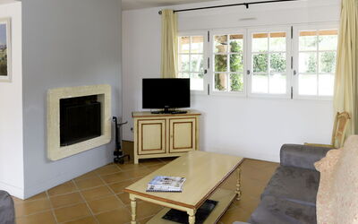 Hameaux de la Calade V68I 644.1: Mobilia, Divano, Televisione, Legna, Interior Design, Tavolo, Soggiorno, Pavimento, Pavimentazione, Cornice