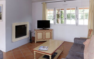 Hameaux de la Calade V810I 644.2: Mobilia, Tavolo, Divano, Legna, Televisione, Soggiorno, Finestra, Interior Design, Pavimento, Pavimentazione