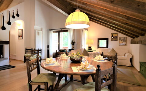 Chesa Seglias 6: Tavolo, Mobilia, Proprietà, Sedia, Legna, Interior Design, Costruzione, Pianta, Pavimento, Pianta Della Casa