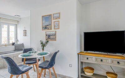 L'Oyat 652.1: Mobilia, Tavolo, Proprietà, Finestra, Sedia, Legna, Arancia, Soggiorno, Interior Design, Pavimento