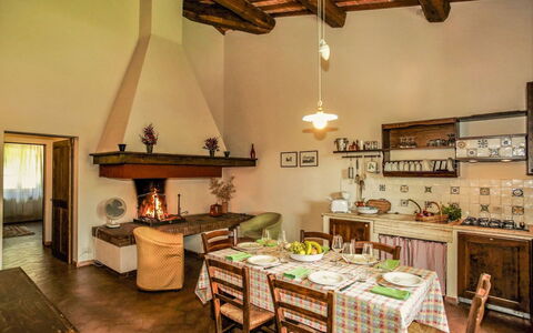 Castelletto Weddings And Events: Tavolo, Proprietà, Controsoffitto, Cabinetry, Cornice, Legna, Tavola, Illuminazione, Interior Design, Cucina