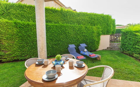 Tramuntana: Pianta, Tavolo, Mobilia, Proprietà, Verde, Sedia, Tavola, Botanica, Mobili Da Esterno, Shade