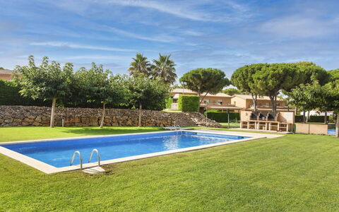 Tramuntana: Acqua, Nube, Pianta, Cielo, Proprietà, Piscina, Albero, Costruzione, Rettangolo, Shade
