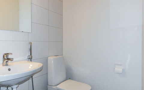 Saariseläntie 8 D7: Bagno, Pavimentazione, Parete, Idraulico Fixture, Pavimento, Lavandino Del Bagno, Interior Design, Lavello, Gabinetto, Toilet Seat