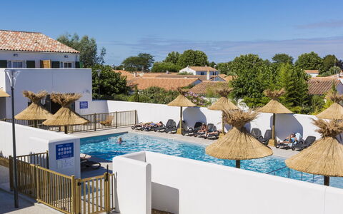 Ile de Re 651: Cielo, Costruzione, Piscina, Azzurro, Shade, Mobili Da Esterno, Albero, Urban Design, Pianta, Località Balneare