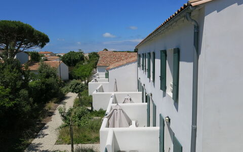 Ile de Re 651: Cielo, Pianta, Finestra, Costruzione, Nube, Albero, Urban Design, Zona Residenziale, Facciata, Casa