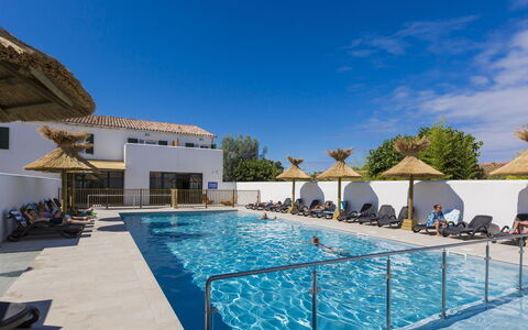 Ile de Re 651: Acqua, Cielo, Piscina, Azzurro, Pianta, Blu, Costruzione, Sedia, Shade, Mobili Da Esterno