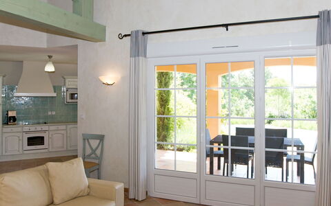 Domaine de Camiole: Divano, Legna, Comfort, Finestra, Soggiorno, Shade, Interior Design, Pavimentazione, Pavimento