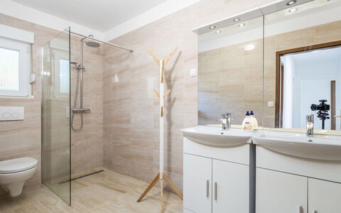 Villa Mira: Idraulico Fixture, Specchio, Proprietà, Rubinetto, Lavello, Soffione Doccia, Bagno, Mobiletto Del Bagno, Doccia