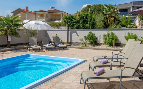 Villa Mira: Acqua, Pianta, Cielo, Nube, Mobilia, Proprietà, Costruzione, Sedia, Piscina, Azzurro