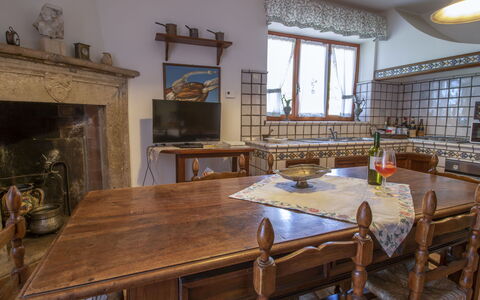 Villa Carolina: Tavolo, Mobilia, Finestra, Cornice, Legna, Costruzione, Interior Design, Casa, Sedia, Cucina