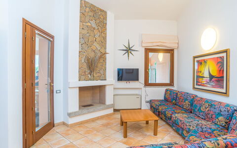 Rei Sole (Rei305): Cornice, Proprietà, Mobilia, Azzurro, Blu, Divano, Legna, Interior Design, Pavimento, Pavimentazione