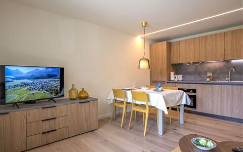 Chesa Stè 8: Mobilia, Tavolo, Costruzione, Cabinetry, Legna, Interior Design, Soggiorno, Pavimento, Televisione, Pavimentazione