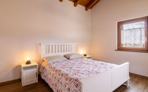 Casa di Nonno: Mobilia, Finestra, Proprietà, Comfort, Costruzione, Legna, Telaio Del Letto, Illuminazione, Letto, Architettura