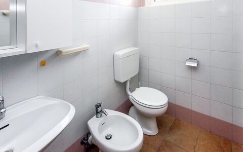 Villaggio Laura: Idraulico Fixture, Rubinetto, Lavello, Proprietà, Lavandino Del Bagno, Bianca, Viola, Costruzione, Bagno, Toilet Seat