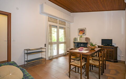 Villaggio Laura: Tavolo, Mobilia, Cornice, Legna, Porta, Interior Design, Pavimentazione, Pavimento, Costruzione, Soggiorno