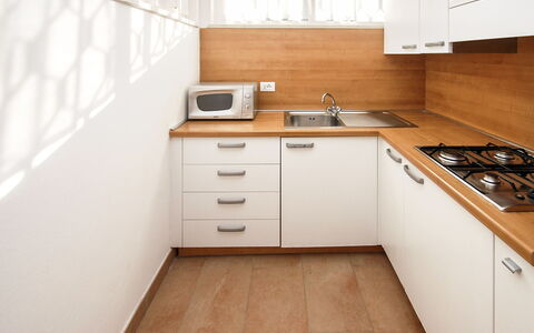Villaggio Laura: Cabinetry, Proprietà, Controsoffitto, Costruzione, Lavandino Della Cucina, Mobilia, Lavello, Legna, Cucina Stufa, Cucina