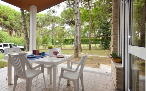 Villaggio Laura: Tavolo, Mobilia, Pianta, Proprietà, Costruzione, Albero, Sedia, Interior Design, Shade, Legna