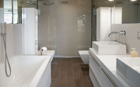 Chesa Piz Padella - St. Moritz: Bagno, Interior Design, Lavandino Del Bagno, Pavimentazione, Idraulico Fixture, Pavimento, Lavello, Parete, Mobiletto Del Bagno, Rubinetto