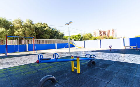 Oropesa del Mar 115: Cielo, Costruzione, Blu, Asfalto, Manto Stradale, Automotive Pneumatico, Albero, Strada, Città