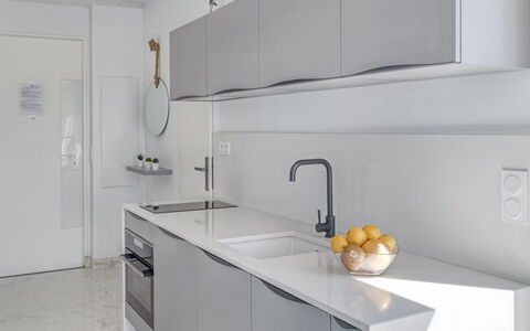 La Kamarina: Rubinetto, Lavandino Della Cucina, Cabinetry, Controsoffitto, Proprietà, Lavello, Bianca, Idraulico Fixture, Cucina, Costruzione