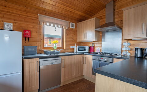Loch Leven Lodge 12: Cabinetry, Controsoffitto, Elettrodomestico Da Cucina, Cucina, Cucina Stufa, Legna, Lavandino Della Cucina, Architettura, Elettrodomestico, Interior Design