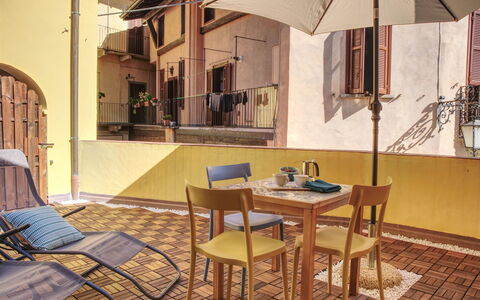Canton Balin: Tavolo, Mobilia, Proprietà, Costruzione, Sedia, Finestra, Legna, Interior Design, Illuminazione, Shade