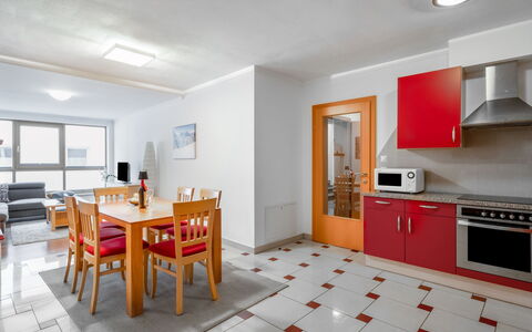 Schladming 29: Mobilia, Cabinetry, Tavolo, Legna, Finestra, Sedia, Interior Design, Cassetto, Cucina, Elettrodomestico Da Cucina