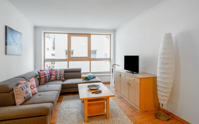 Appartement 3 29.1: Mobilia, Tavolo, Proprietà, Divano, Finestra, Comfort, Legna, Interior Design, Soggiorno, Pavimentazione