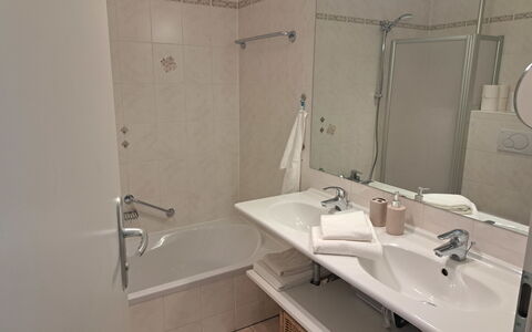 Vinzek: Rubinetto, Idraulico Fixture, Lavandino Del Bagno, Lavello, Bagno, Specchio, Pavimento, Idraulico, Pavimentazione
