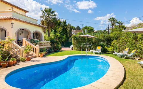 Villa Ciclamen: Nube, Pianta, Acqua, Cielo, Proprietà, Piscina, Costruzione, Azzurro, Natura, Albero
