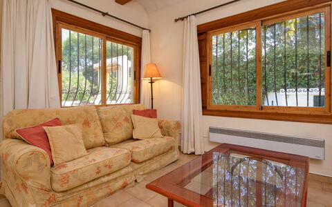 Villa Ciclamen: Proprietà, Mobilia, Divano, Tavolo, Finestra, Legna, Interior Design, Soggiorno, Shade