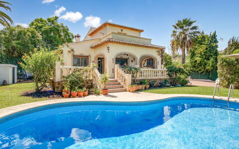 Villa Ciclamen: Acqua, Cielo, Pianta, Nube, Costruzione, Azzurro, Natura, Blu, Albero, Piscina