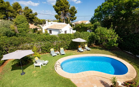 Villa Ciclamen: Acqua, Pianta, Proprietà, Nube, Cielo, Piscina, Albero, Azzurro, Costruzione, Shade