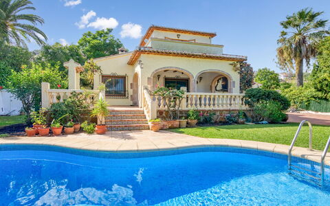 Villa Ciclamen: Acqua, Pianta, Cielo, Nube, Proprietà, Costruzione, Blu, Natura, Finestra, Azzurro