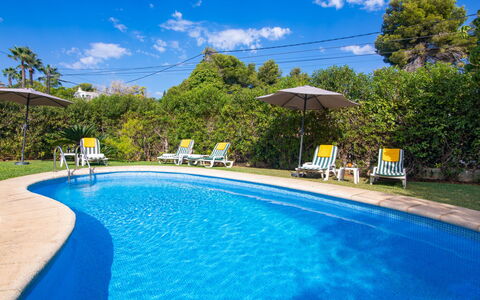 Villa Ciclamen: Acqua, Pianta, Nube, Cielo, Proprietà, Piscina, Blu, Azzurro, Albero, Mobili Da Esterno