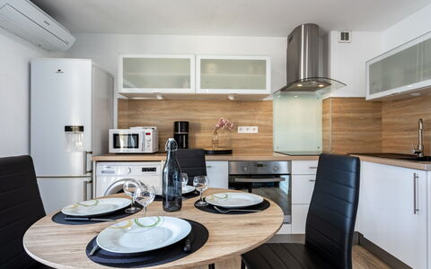 Europa: Cabinetry, Mobilia, Proprietà, Controsoffitto, Tavolo, Costruzione, Elettrodomestico Da Cucina, Sedia, Cucina, Cucina Stufa