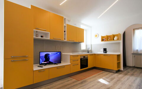 Tucano: Cabinetry, Mobilia, Controsoffitto, Costruzione, Arancia, Sala, Interior Design, Pavimentazione, Pavimento, Cucina