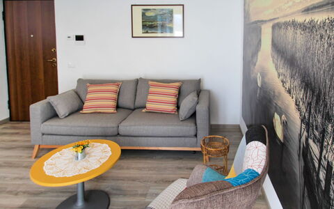 Tucano: Tavolo, Mobilia, Proprietà, Cornice, Divano, Costruzione, Comfort, Legna, Interior Design, Casa
