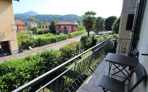 Tucano: Pianta, Costruzione, Cielo, Albero, Urban Design, Finestra, Recinzione, Zona Residenziale, Casa, Sedia